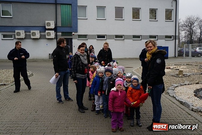 Zdjęcie w galerii na portalu naszraciborz.pl: Przedszkolaki w raciborskiej komendzie wiadomości z regionu