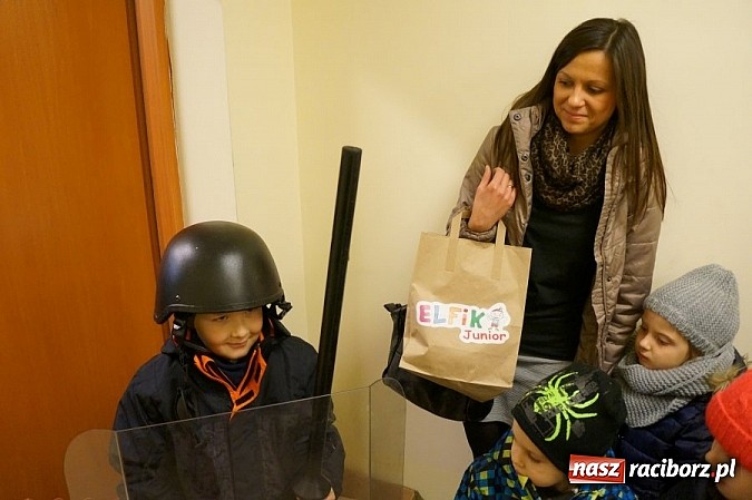 Zdjęcie w galerii na portalu naszraciborz.pl: Przedszkolaki w raciborskiej komendzie wiadomości z regionu