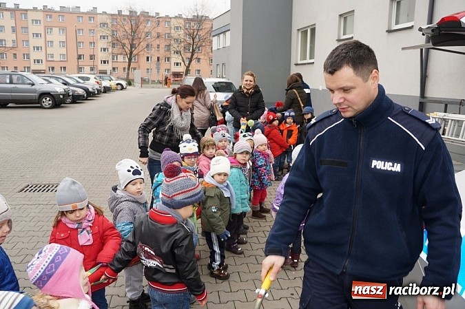 Zdjęcie w galerii na portalu naszraciborz.pl: Przedszkolaki w raciborskiej komendzie wiadomości z regionu