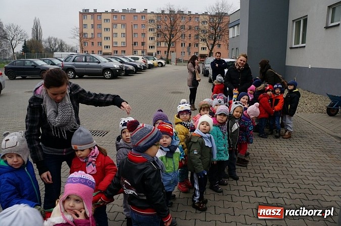 Zdjęcie w galerii na portalu naszraciborz.pl: Przedszkolaki w raciborskiej komendzie wiadomości z regionu