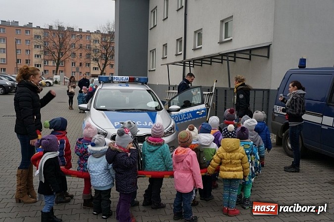 Zdjęcie w galerii na portalu naszraciborz.pl: Przedszkolaki w raciborskiej komendzie wiadomości z regionu