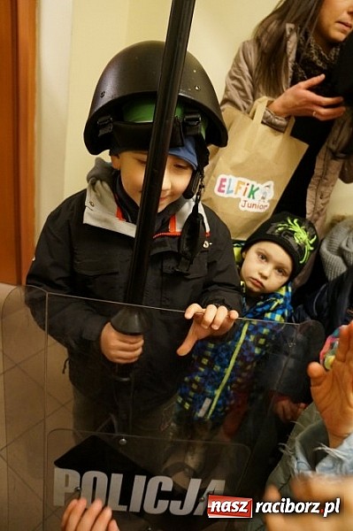 Zdjęcie w galerii na portalu naszraciborz.pl: Przedszkolaki w raciborskiej komendzie wiadomości z regionu