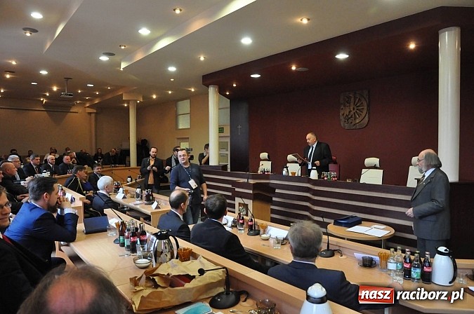 Zdjęcie w galerii na portalu naszraciborz.pl: Pierwsza sesja nowej Rady Miasta. Poznaliśmy radnych funkcyjnych wiadomości z regionu