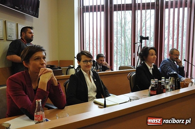 Zdjęcie w galerii na portalu naszraciborz.pl: Pierwsza sesja nowej Rady Miasta. Poznaliśmy radnych funkcyjnych wiadomości z regionu