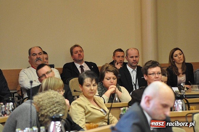 Zdjęcie w galerii na portalu naszraciborz.pl: Pierwsza sesja nowej Rady Miasta. Poznaliśmy radnych funkcyjnych wiadomości z regionu