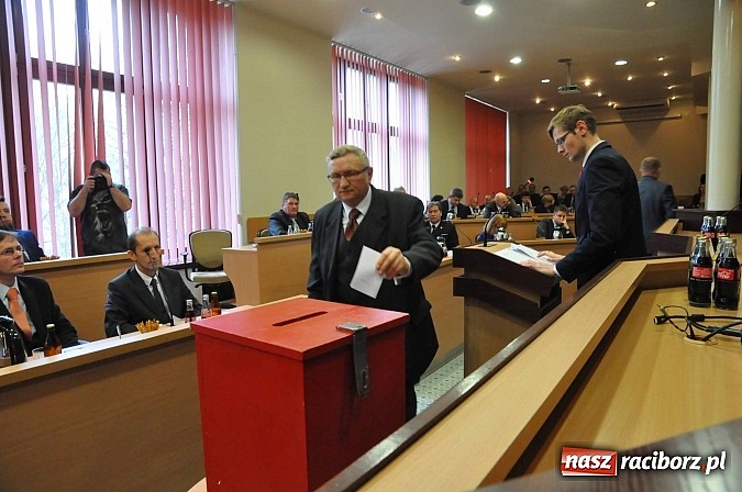 Zdjęcie w galerii na portalu naszraciborz.pl: Pierwsza sesja nowej Rady Miasta. Poznaliśmy radnych funkcyjnych wiadomości z regionu