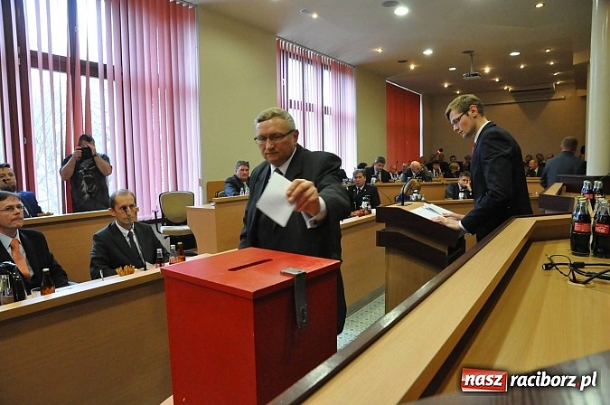 Zdjęcie w galerii na portalu naszraciborz.pl: Pierwsza sesja nowej Rady Miasta. Poznaliśmy radnych funkcyjnych wiadomości z regionu