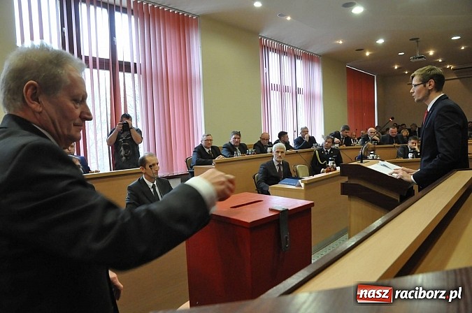 Zdjęcie w galerii na portalu naszraciborz.pl: Pierwsza sesja nowej Rady Miasta. Poznaliśmy radnych funkcyjnych wiadomości z regionu