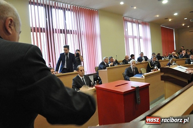 Zdjęcie w galerii na portalu naszraciborz.pl: Pierwsza sesja nowej Rady Miasta. Poznaliśmy radnych funkcyjnych wiadomości z regionu