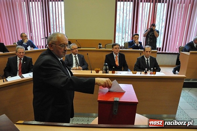 Zdjęcie w galerii na portalu naszraciborz.pl: Pierwsza sesja nowej Rady Miasta. Poznaliśmy radnych funkcyjnych wiadomości z regionu