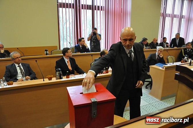 Zdjęcie w galerii na portalu naszraciborz.pl: Pierwsza sesja nowej Rady Miasta. Poznaliśmy radnych funkcyjnych wiadomości z regionu