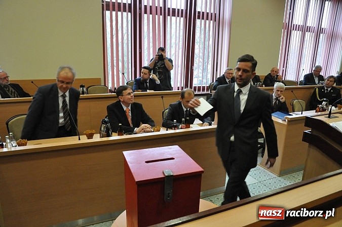 Zdjęcie w galerii na portalu naszraciborz.pl: Pierwsza sesja nowej Rady Miasta. Poznaliśmy radnych funkcyjnych wiadomości z regionu
