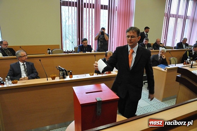 Zdjęcie w galerii na portalu naszraciborz.pl: Pierwsza sesja nowej Rady Miasta. Poznaliśmy radnych funkcyjnych wiadomości z regionu