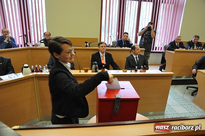 Zdjęcie w galerii na portalu naszraciborz.pl: Pierwsza sesja nowej Rady Miasta. Poznaliśmy radnych funkcyjnych wiadomości z regionu