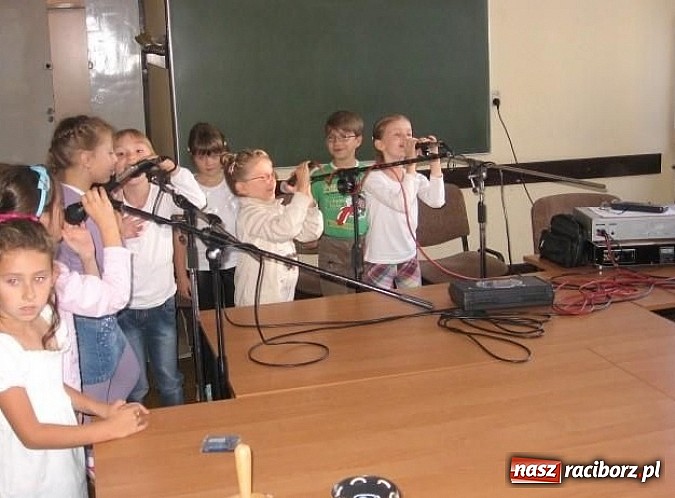 Zdjęcie w galerii na portalu naszraciborz.pl: Pierwszaki z Nędzy nakręciły klip muzyczny wiadomości z regionu