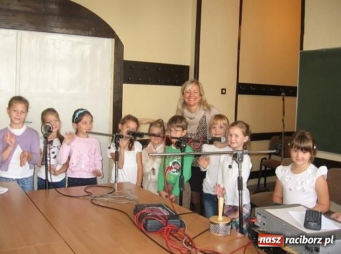 Zdjęcie w galerii na portalu naszraciborz.pl: Pierwszaki z Nędzy nakręciły klip muzyczny wiadomości z regionu