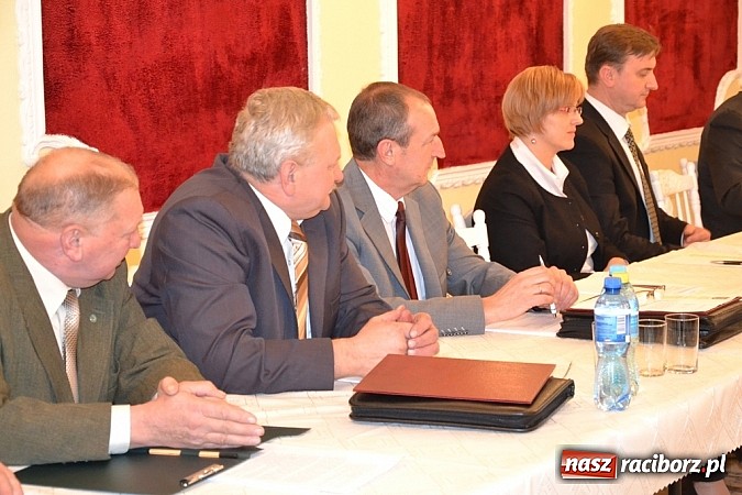 Zdjęcie w galerii na portalu naszraciborz.pl: Kuźnia Raciborska: Nowy burmistrz i radni już po ślubowaniu wiadomości z regionu
