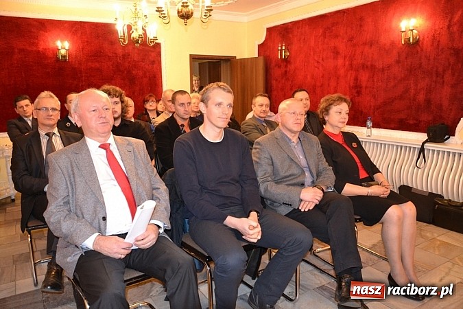 Zdjęcie w galerii na portalu naszraciborz.pl: Kuźnia Raciborska: Nowy burmistrz i radni już po ślubowaniu wiadomości z regionu