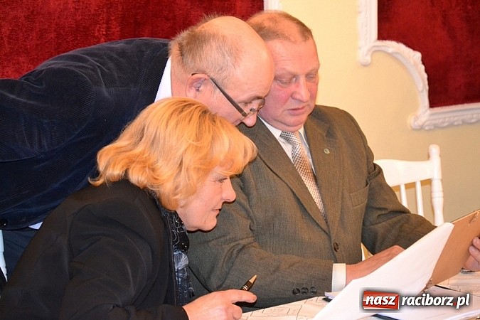 Zdjęcie w galerii na portalu naszraciborz.pl: Kuźnia Raciborska: Nowy burmistrz i radni już po ślubowaniu wiadomości z regionu