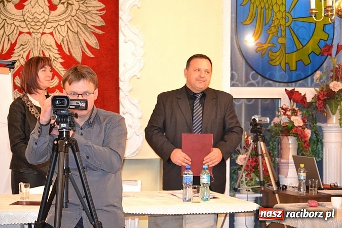 Zdjęcie w galerii na portalu naszraciborz.pl: Kuźnia Raciborska: Nowy burmistrz i radni już po ślubowaniu wiadomości z regionu