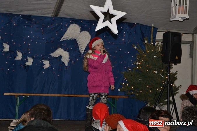 Zdjęcie w galerii na portalu naszraciborz.pl: Kiermasz świąteczny i Mikołaj w Zabełkowie wiadomości z regionu