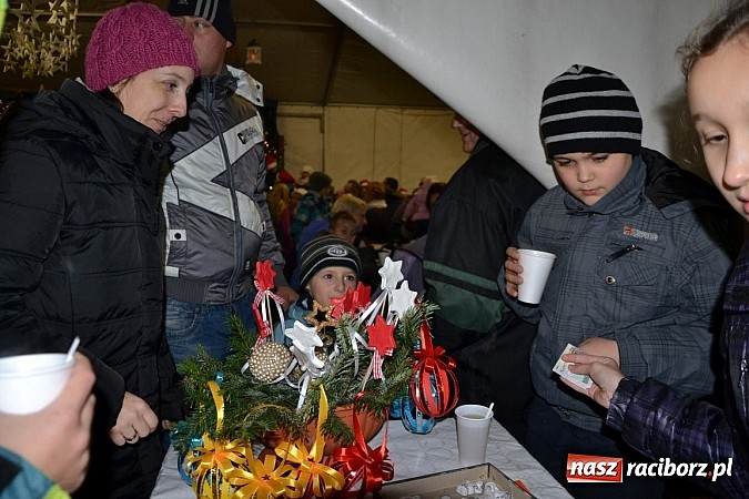Zdjęcie w galerii na portalu naszraciborz.pl: Kiermasz świąteczny i Mikołaj w Zabełkowie wiadomości z regionu
