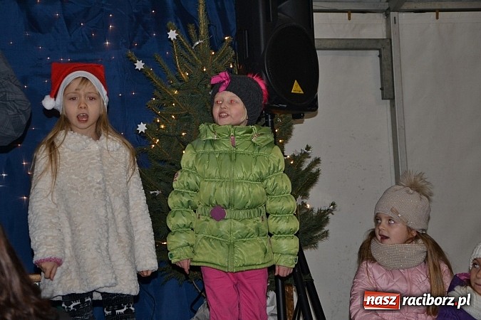 Zdjęcie w galerii na portalu naszraciborz.pl: Kiermasz świąteczny i Mikołaj w Zabełkowie wiadomości z regionu