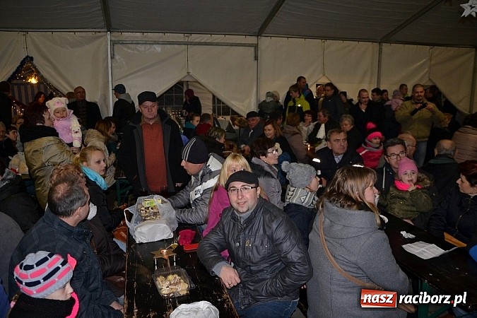 Zdjęcie w galerii na portalu naszraciborz.pl: Kiermasz świąteczny i Mikołaj w Zabełkowie wiadomości z regionu