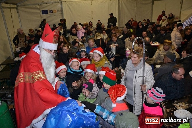Zdjęcie w galerii na portalu naszraciborz.pl: Kiermasz świąteczny i Mikołaj w Zabełkowie wiadomości z regionu