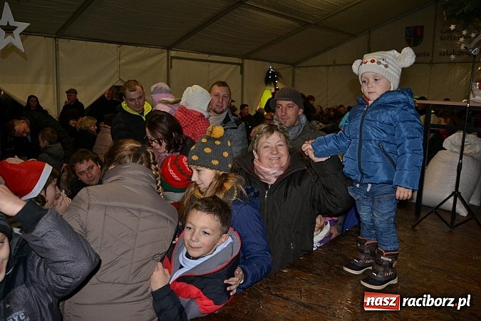 Zdjęcie w galerii na portalu naszraciborz.pl: Kiermasz świąteczny i Mikołaj w Zabełkowie wiadomości z regionu