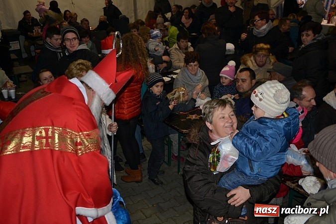 Zdjęcie w galerii na portalu naszraciborz.pl: Kiermasz świąteczny i Mikołaj w Zabełkowie wiadomości z regionu