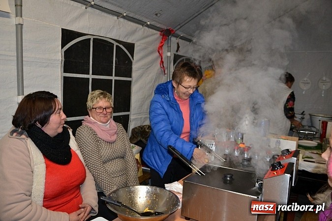 Zdjęcie w galerii na portalu naszraciborz.pl: Kiermasz świąteczny i Mikołaj w Zabełkowie wiadomości z regionu