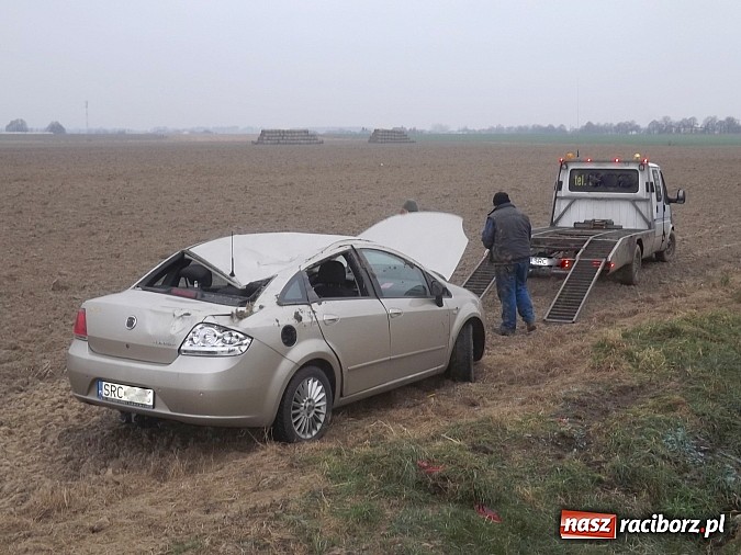 Zdjęcie w galerii na portalu naszraciborz.pl: Fiat dachował na DK 45 między Krzyżanowicami a Tworkowem! wiadomości z regionu