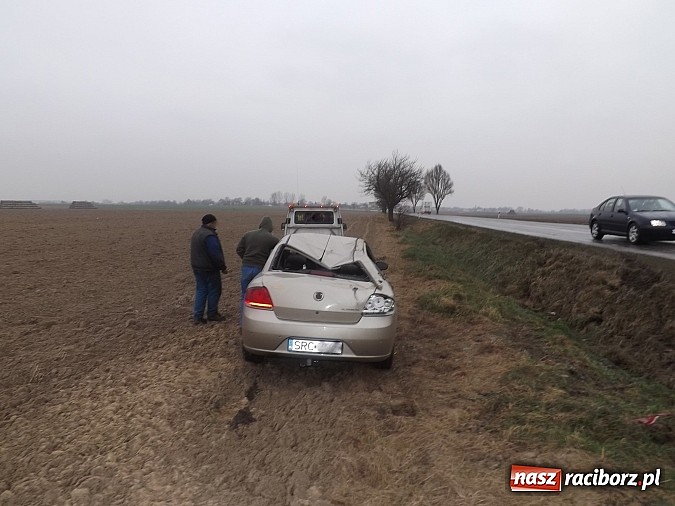 Zdjęcie w galerii na portalu naszraciborz.pl: Fiat dachował na DK 45 między Krzyżanowicami a Tworkowem! wiadomości z regionu