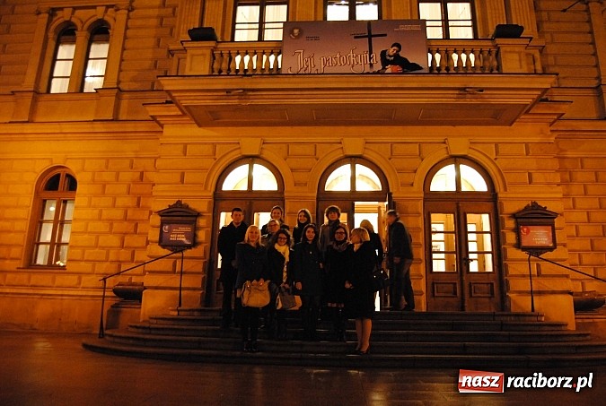 Zdjęcie w galerii na portalu naszraciborz.pl: Adepci bohemistyki z Raciborza na czeskim spektaklu wiadomości z regionu