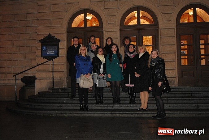 Zdjęcie w galerii na portalu naszraciborz.pl: Adepci bohemistyki z Raciborza na czeskim spektaklu wiadomości z regionu