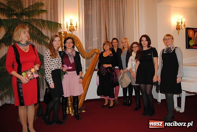 Zdjęcie w galerii na portalu naszraciborz.pl: Adepci bohemistyki z Raciborza na czeskim spektaklu wiadomości z regionu