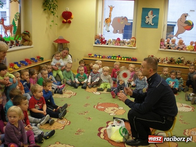 Zdjęcie w galerii na portalu naszraciborz.pl: Radiowóz przed raciborskim żłobkiem wiadomości z regionu