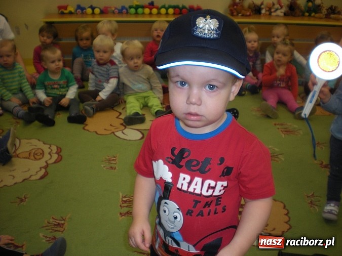 Zdjęcie w galerii na portalu naszraciborz.pl: Radiowóz przed raciborskim żłobkiem wiadomości z regionu