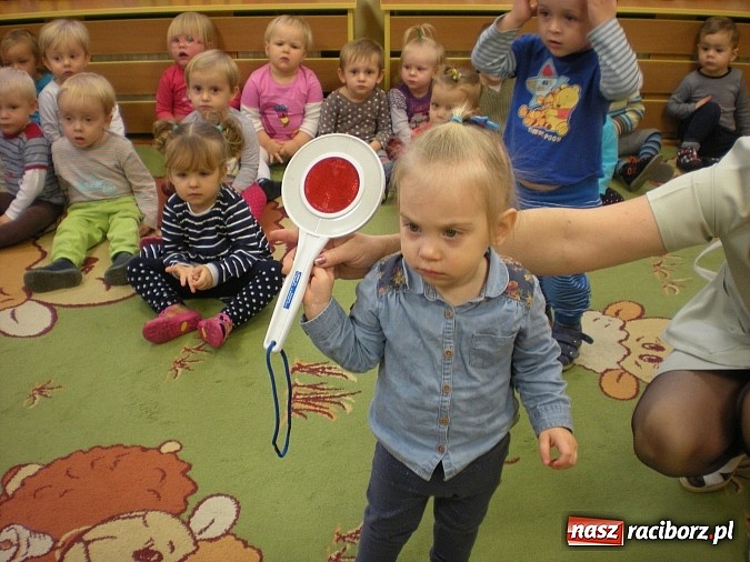 Zdjęcie w galerii na portalu naszraciborz.pl: Radiowóz przed raciborskim żłobkiem wiadomości z regionu