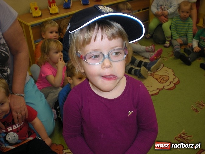 Zdjęcie w galerii na portalu naszraciborz.pl: Radiowóz przed raciborskim żłobkiem wiadomości z regionu