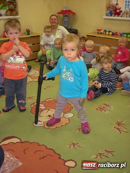 Zdjęcie w galerii na portalu naszraciborz.pl: Radiowóz przed raciborskim żłobkiem wiadomości z regionu