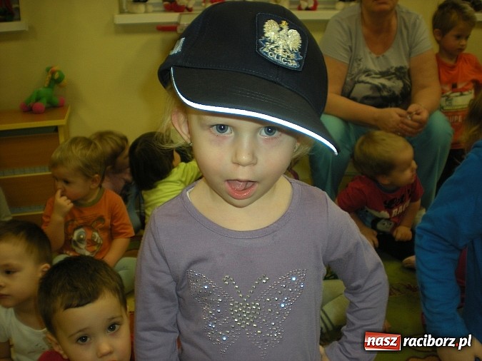 Zdjęcie w galerii na portalu naszraciborz.pl: Radiowóz przed raciborskim żłobkiem wiadomości z regionu