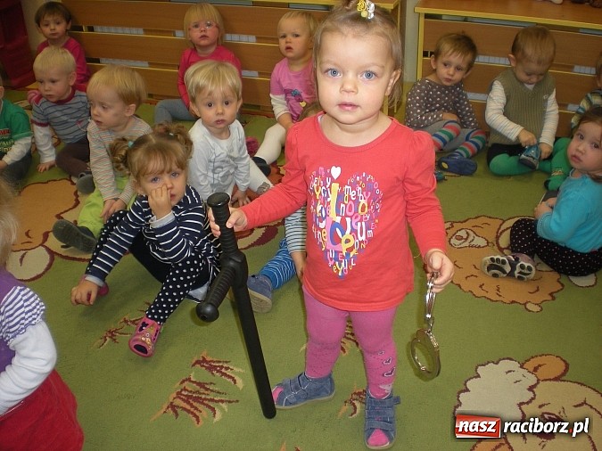 Zdjęcie w galerii na portalu naszraciborz.pl: Radiowóz przed raciborskim żłobkiem wiadomości z regionu