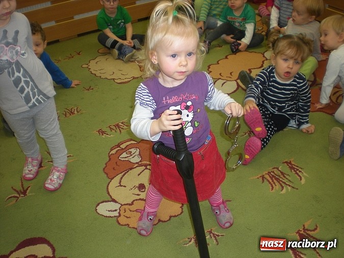 Zdjęcie w galerii na portalu naszraciborz.pl: Radiowóz przed raciborskim żłobkiem wiadomości z regionu