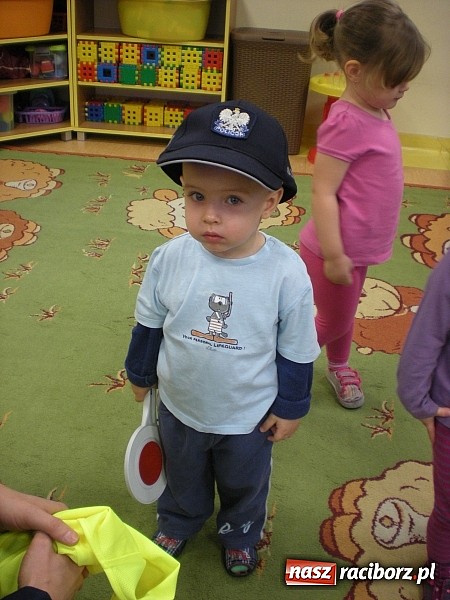 Zdjęcie w galerii na portalu naszraciborz.pl: Radiowóz przed raciborskim żłobkiem wiadomości z regionu