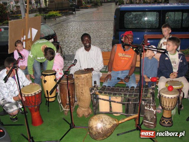Zdjęcie w galerii na portalu naszraciborz.pl: Afrykańskie rytmy i country na Rynku wiadomości z regionu