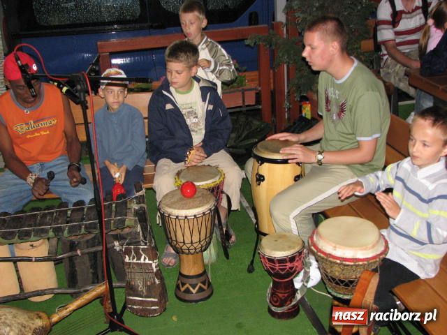 Zdjęcie w galerii na portalu naszraciborz.pl: Afrykańskie rytmy i country na Rynku wiadomości z regionu