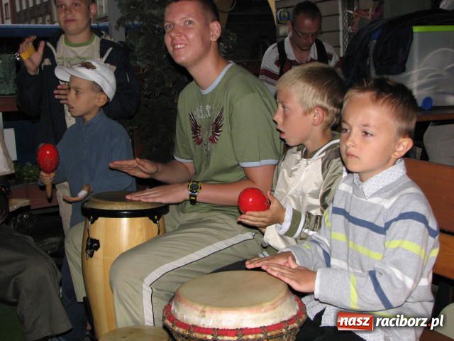 Zdjęcie w galerii na portalu naszraciborz.pl: Afrykańskie rytmy i country na Rynku wiadomości z regionu