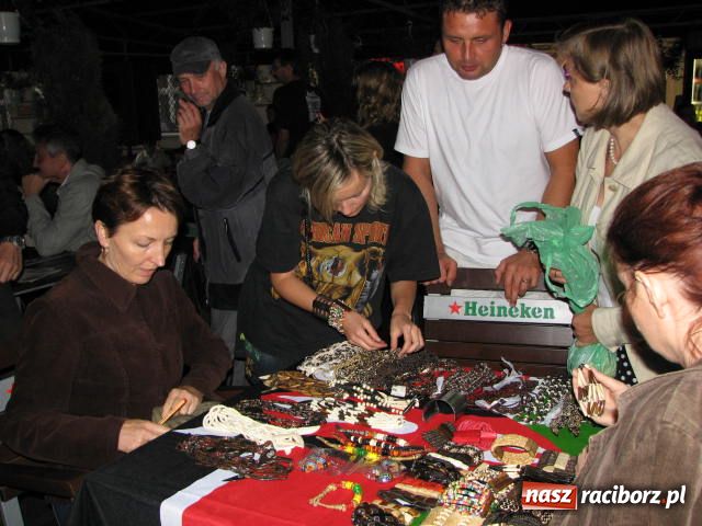 Zdjęcie w galerii na portalu naszraciborz.pl: Afrykańskie rytmy i country na Rynku wiadomości z regionu